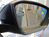 後方から接近する車両を検知すると点灯して知らせてくれます。これで車線変更も怖くない!