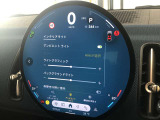 MINIのインテリアで最大のアイコンとなっているのがダッシュボードの中央に置かれた大型のセンターメーターです。現在のMINIは、センターメーターをセンターディスプレイへと形を変えて受け継がれています。