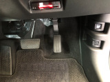 【運転席】アクセル、ブレーキはこのようになっております。