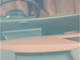 【ヘッドアップディスプレイ】現在の車速表示や目的地へのルート案内やメディア関連のリストを表示する事が可能です。視線移動を減らす事によりドライブに集中して頂けます。