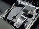 Audiのシフトレバーは、高級感と先進技術を反映したデザインが特徴です。オートマチックトランスミッションやデュアルクラッチトランスミッション(Sトロニック)を採用しております。