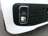 LEDフォグランプ。鮮やかな白光色で明るく照らします。