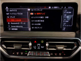 【ドライバーコックピット】人間工学に基づきドライバー中心にすべての操作パネルを設計。ドライバーが直感的に操作できる様にドライバー側にわずかに傾斜。常に運転に最適な姿勢/視線を保つ事が出来ます!