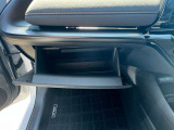 グローブボックスです!車内の収納力もある車です!