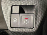指先だけで簡単に操作が可能な電動パーキングブレーキを採用。「HOLD」スイッチを押すと、渋滞や信号待ちなどでブレーキペダルから足を離しても、ブレーキを保持するので安心です