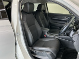 フロントは運転席と助手席が別々の広々としたセパレートシート、運転席は高さを調整できるハイトアジャスター付きでちょうどいいドライビングポジションに調整できます