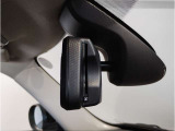 【ETC機能付防眩ミラー】BMWのルームミラーは、ETCと一体型でございます。ミラーは防眩機能付きですので、後方車両のヘッドライトの明かりをカット致します。
