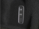 オートレベライザーは走行中に車両のサスペンションと衝撃吸収特性を自動的に制御して、快適性と機能性を最適な状態に保ちます。荷積みや乗り降りをしやすくするために、手動で車高を調節することもできます。