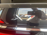 コーナーセンサーが搭載しておりますので、車庫入れの際など、障害物の接近を音で知らせます。