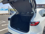 リアゲートの開閉に連動してトノカバーが収納する「カラクリトノカバー」。荷物を出し入れ時にトノカバーを巻き取る必要がありません。