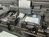 ラゲッジボード下にもアンダーボックスが!車載工具とパンク修理キットが入っているスペースの脇に、ちょっとした小物の収納が出来るようになっています。