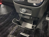 【グローブボックス】収納スペースも充実しております。