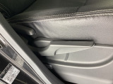 手動のレバーを使って、シートの高さや背もたれの角度を変えることができます。
