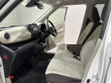運転席と同じく助手席も広々しているので、長距離も楽々!