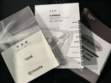 メンテナンスノート、取扱説明書ですね。 車の情報が凝縮されています。 車の整備記録が記載されている大事な物ですよ。