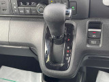 【電動パーキングブレーキ】停車中にブレーキペダルから足を離しても、停車状態が続くオートブレーキホールド機能!