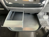 インストセンタースライドトレイ、ボトルホルダーとしても便利です。