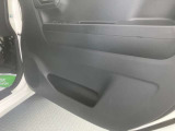 ドア内張に傷があります。