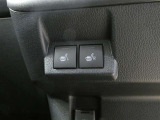 シートヒーターが運転席だけでなく助手席側にも付いています 運転者と別のスイッチなので、助手席側だけ温めることもできます 助手席の方にも優しく嬉しい装備です
