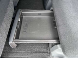 後部座席下には収納BOXと収納スペースがございます!