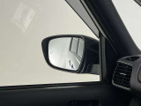 【ブラインドスポットモニター】巻き込み事故防止や、車線変更時の事故も予防します。