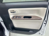 窓の開閉もスイッチひとつで簡単!駐車券を取るときもラクラク★