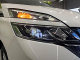 【LEDヘッドライト】悪天候や夜間走行時も良好な視界を確保し安心して運転できる高輝度LEDヘッドライトを装備!点灯速度が早く、消費電力も抑えられています。