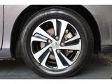 純正のアルミホイールが足元を飾ります!タイヤサイズは185/65R15を装備しております!!