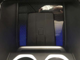 【置き型充電器】置き型充電に対応しております。お持ちの携帯電話が置き型充電器対応でしたら、充電コードの必要なく、すっきりとした車内のまま携帯の充電が可能です。