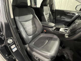 内装工程では、中古車を気持ちよくお乗りいただけるよう清掃しています。ニオイの元となるフロアカーペットまで洗浄・消臭済み?
