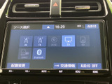 多彩なメディアに対応し、お好みの音楽やコンテンツを楽しめます。操作も簡便で、移動中も快適な時間を演出します。