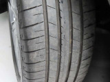 タイヤサイズは「215/55 R18」になります。この走行距離ですので、タイヤの溝も充分に残っていますね。