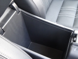 運転席と助手席の間に小物入れも付いてますので便利です!!!