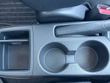 運転席と助手席の間にはドリンクホルダーと小物入れが!必要な時にさっと取り出せます◎