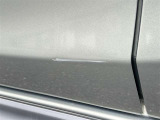助手席ドアにご覧のようなキズがございますので、現車でのご確認を宜しくお願いいたします。