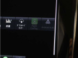 Apple CarPlayやAndroid Autoを利用すれば、スマホを簡単に接続できます。USBポートにケーブルをつなぐだけで、スマホの見慣れたホーム画面と共通するインターフェイスが表示されます。