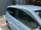 純正プラスチックバイザーが付いています。雨の日でも車内の換気が出来ます。