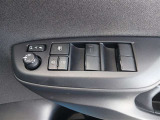 運転席パワーウインドウマスタースイッチです。車内の換気も運転席から簡単に行えます。ロック機能もついているので子供がイタズラして窓を開けるという事も防止できますよ。