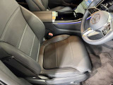 メルセデスのシートは、少し硬めに出来ておりますので、長時間の運転でも疲れにくく、安全にドライビングをお楽しみ頂けます