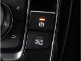 【電動パーキングブレーキ】手で引く方式のサイドブレーキや足踏み式のサイドブレーキの代わりとなるもので、指先の簡単操作でパーキングブレーキを作動したり解除したりすることが可能です。