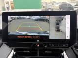 【パノラミックビューモニター】クルマを真上から見下ろした視点で駐車をサポートします!クルマの斜め後ろや真横など、いち早く障害物に気が付くことができます。