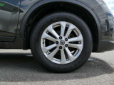 右フロントタイヤです。純正17インチアルミホイールに225/65R17の組み合わせです。