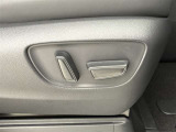 運転する時はドライビングポジションが気になりますよね。パワーシートで座席位置の微調整もしっかりできます。高級感がある装備としても人気があります。