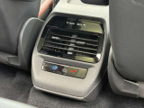 運転席助手席後席で個別に温度調整が可能な3ゾーンフルオートエアコン。乗る人それぞれに快適な空調を提供します。同乗者にも嬉しいUSBポートを2口設置。