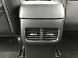 後部座席にもエアコン吹き出し口がしっかり装備されています。