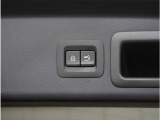 【パワーリアゲート】スイッチを操作することにより、リアゲートが自動で開閉します。自動開閉中のリアゲートを、半開以上の位置で止めることができます。