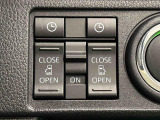 両側パワースライドドアウェルカムオープン機能 降車時にスイッチで予約しておけば、乗車時に電子カードキーを持ってクルマに近づくだけでパワースライドドアが自動でオープン♪