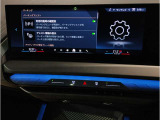 【ⅰドライブナビゲーション】文字情報も鮮明に表示する高解像度カラーディスプレイを採用。視認性に優れた地図デザインと特徴的な建造物を目印にした描写表示で現在位置を把握できます。地図データの更新も可能です