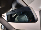 MINIではルームミラーの裏側にETCの車載器が内蔵されており、別途で車載器の購入必要なしで非常にスマート。皆様が驚かれるポイントのでもあります