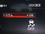 【横滑り防止】ハンドル操作や滑りやすい路面を走行中、横滑りを感知すると自動的に車両の進行を保つよう制御!